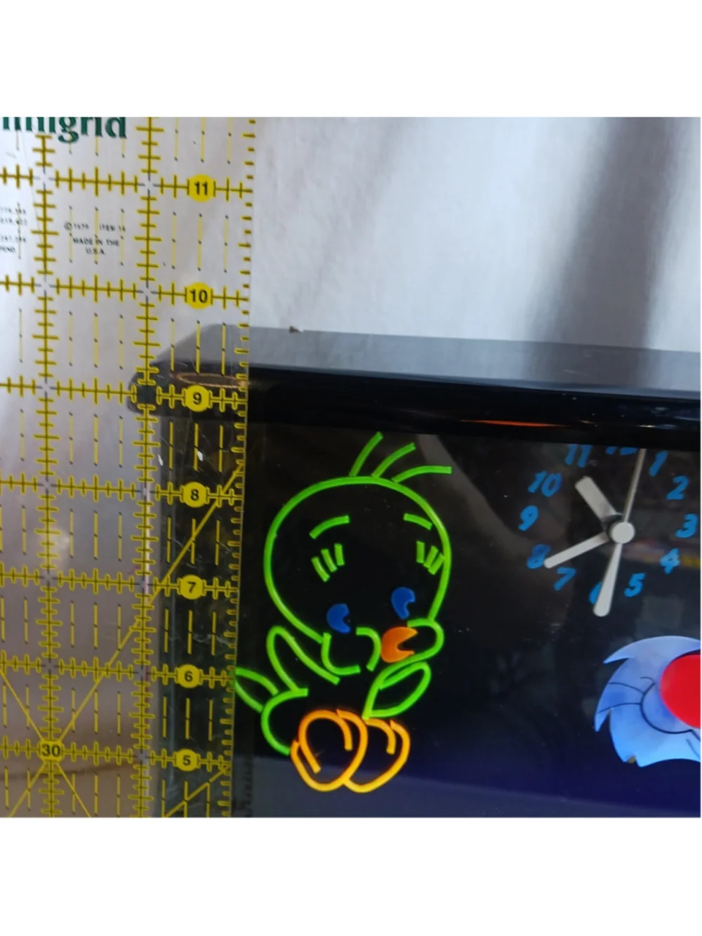 VTG 1988 Looney Tunes Sylvester and Tweety Bird blacklight neon-style Clock
